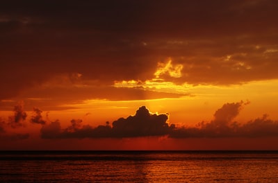 云天下的海洋照片日落时拍摄的照片